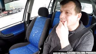 Рыжая чешская шлюха оттрахана зрелым клиентом в машине за лавэху