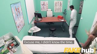 Русская пациентка давится хуем, пока доктор трахает её в пизду пальцами