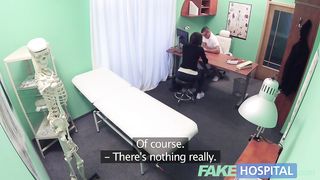 Доктор пытается довести до оргазма пациенту, долбя её в бритую киску