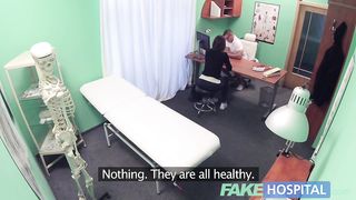 Доктор пытается довести до оргазма пациенту, долбя её в бритую киску