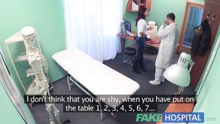 Врач растягивает пизду пациентки членом и вибраторами на осмотре в поликлинике