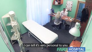 Доктор доводит до оргазма белобрысую пациентку и кончает ей на ебало в клинике