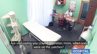 Пациентка глубоко заглатывает толстый хуй перед грубым трахом с доктором