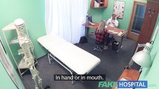 Пациентка глубоко заглатывает толстый хуй перед грубым трахом с доктором