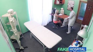 Студентка трахается с доктором и получает кончу на бритую киску в больнице