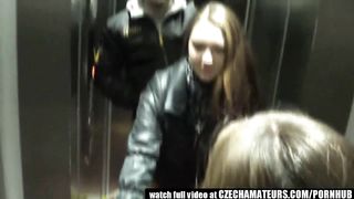 18-летняя делает другу минет в лифте перед еблей в позе раком