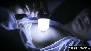 Девушка натирает небритую киску самотыком с фонариком