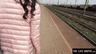 Лили Мун публично мастурбирует на ж/д станции и перед подругой