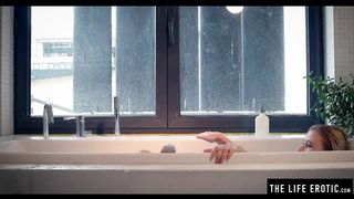 18-летняя блондинка в ванной трахает пальцами обе щели