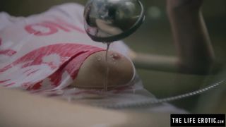 Emily J принимает ванную и мастурбирует небритую письку ложкой