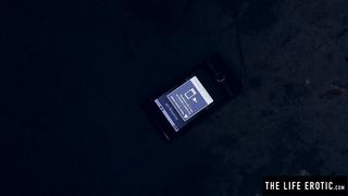 Депрессивная Эмили Джей курит и мастурбирует пизду мобильным телефоном в подвале