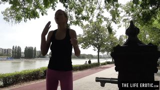 Спортивная Тина Кей приспустила розовые леггинсы и подрочила письку в парке