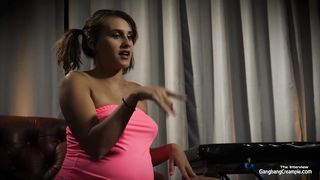 19-летку на восьмом месяце беременности ебут четыре чувака