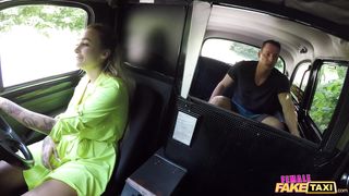 Пассажир обкончал ебало сисястой таксистки в финале траха в такси