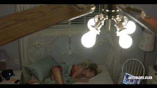 Бритт Робертсон и Джиа Мантенья в эротических сценах из «Проси меня о чём угодно»