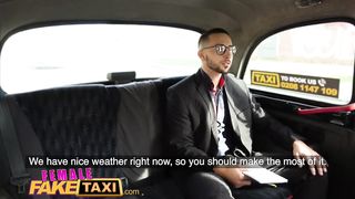 Силиконовая баба таксист соблазняет на еблю арабского нефтяника в машине