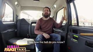 Бородатый фолк музыкант ебет сисястую таксистку в машине