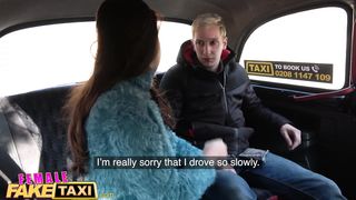 Блондин оттрахал сиськастую таксистку в машине в обмен на бесплатный проезд