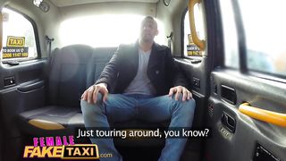 Лысый турист заплатил за поездку в такси кунилингусом и еблей с телкой водителем