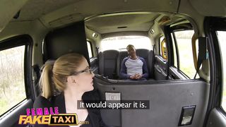 Блондинка водитель сосёт нигерский хуй и ебется с ним в такси