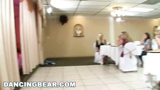 Подруги невесты по кругу отсосали хуй стриптизера в ресторане на девичнике