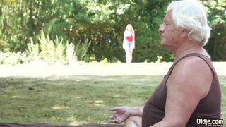 Внучка скачет на хуе деда во дворе на тренировке по йоге