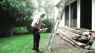 70-летний дед забил на ремонт крыши ради траха с внучкой во дворе