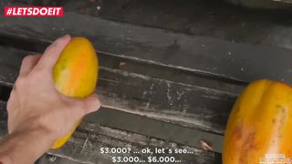 Молодой фотограф разводит на секс очкастую торгашку фруктами на съемках порно