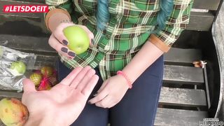 Молодой фотограф разводит на секс очкастую торгашку фруктами на съемках порно