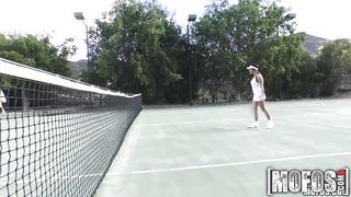 Урок тенниса для латинки закончился минетом на корте и еблей с тренером