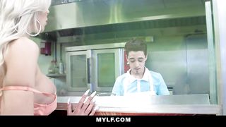 Силиконовая порно модель сосет хуй молодого повара перед еблей на кухне в ресторане