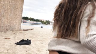 Сучка подрочила хуй и трахнулась с ним на пляже на Бали