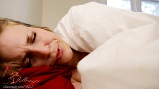 Сучка в красной ночнушке имитирует еблю и фантазирует о вагинальном кремпае
