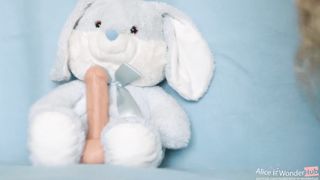 Вебкамщица прицепила к кролику дилдо и трахнулась с ним до оргазма