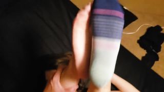 Жарит небритую киску подруги в одном носке и кончает ей на пятки