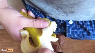 Накормил подругу бананом и стоячей залупой перед камерой
