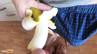 Накормил подругу бананом и стоячей залупой перед камерой