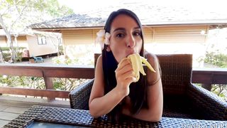 Туристка скачет на здоровенном хуе после имитации глубокого минета на банане