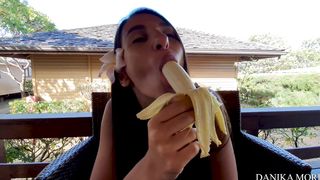Туристка скачет на здоровенном хуе после имитации глубокого минета на банане