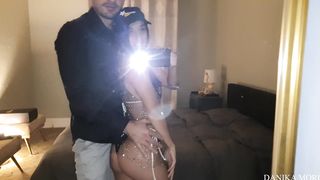 Порно модель оттрахана в манду перед зеркалом, получив премию от PornHub