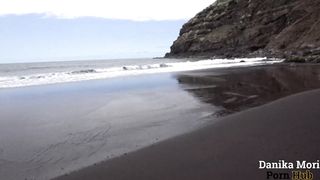 Сисястая брюнетка глубоко сосёт большой хрен на пустом пляже