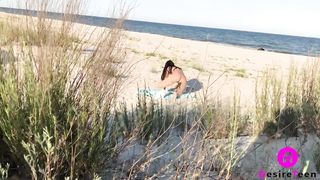 Извращенец подсматривает за мастурбацией нудистки на пустом пляже