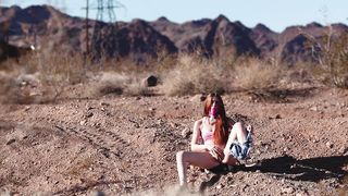 Молодуха с рыжими волосами кончает от мастурбации вибратором в пустыне
