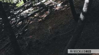 Егерь поймал рыжую туристку на мастурбацию в лесу и трахнул её в мохнатку