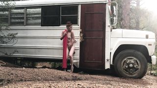 Рыжуха в красном платье ебет пизду самотыком на капоте автобуса