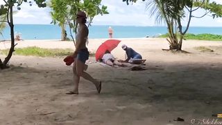 Подрочил хуй о пизду подружки и кончил ей в черные плавки после ебли на пляже