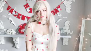 Красивая блондинка хочет в себя твой хуй вместо дилдо на Валентинов день