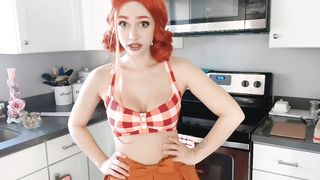 Рыжая домохозяйка учит мастурбировать и печь пирог на кухне
