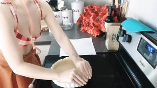 Рыжая домохозяйка учит мастурбировать и печь пирог на кухне