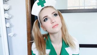 Эта медсестра вылечит твой хуй, трахнувшись с ним после оргазма на дилдо